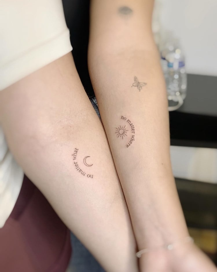 Tatuagem de frase "não importa onde" em inflês em duas pessoas