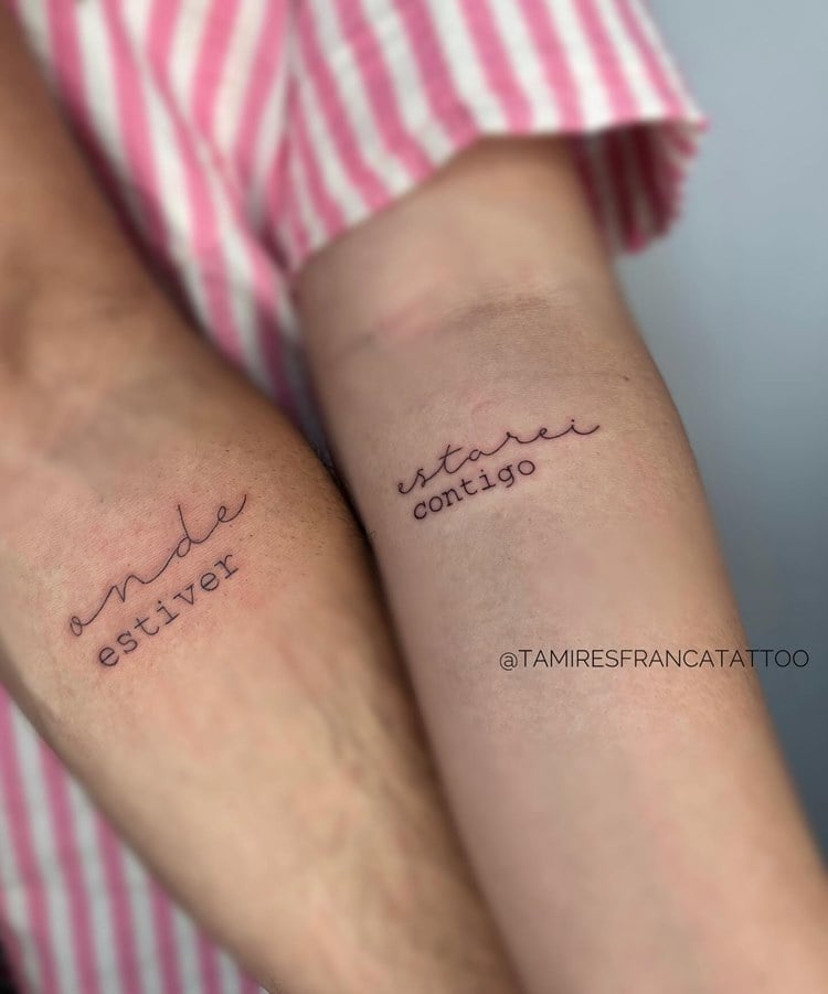 Tatuagem de frase "onde estiver" em duas pessoas