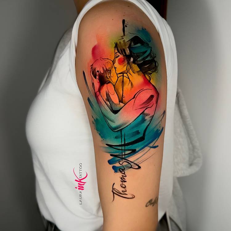 Tatuagem colorida de mãe beijando o filho, estilo aquarela, no braço