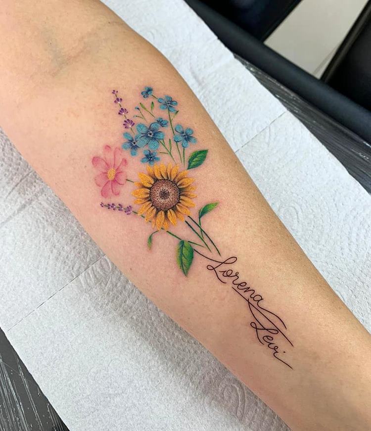 Tatuagem de flor colorida com nome de filha