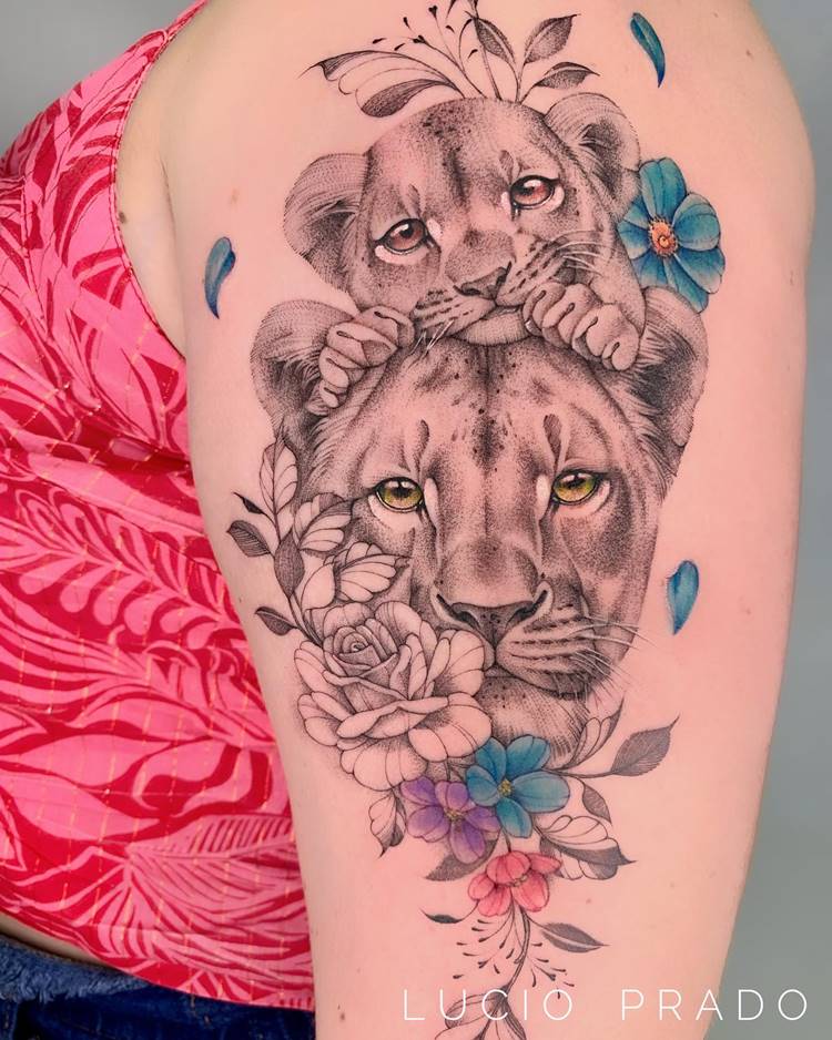 Tatuagem leoa e filhote com flores coloridas