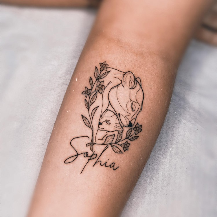 Tatuagem leoa e filhote com flores e nome Sophia preta