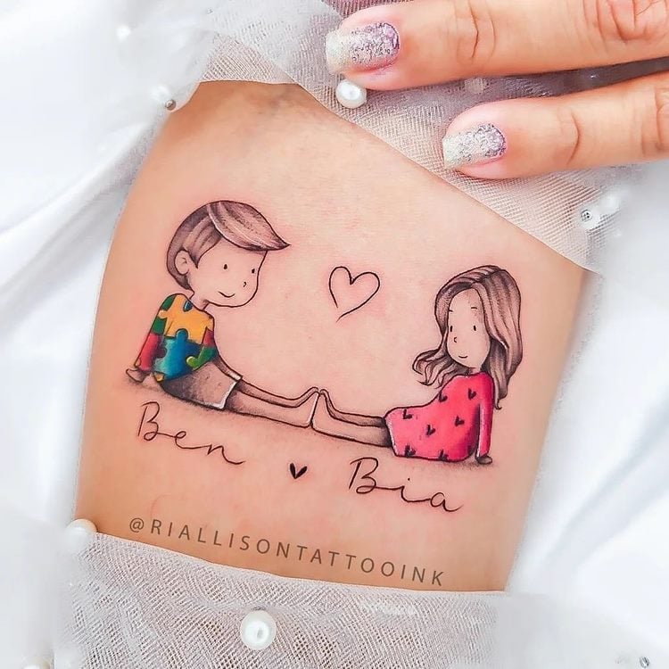 Tattoo de menino e menina sentados com os pés juntos, coração no meio e seus nomes Ben e Bia