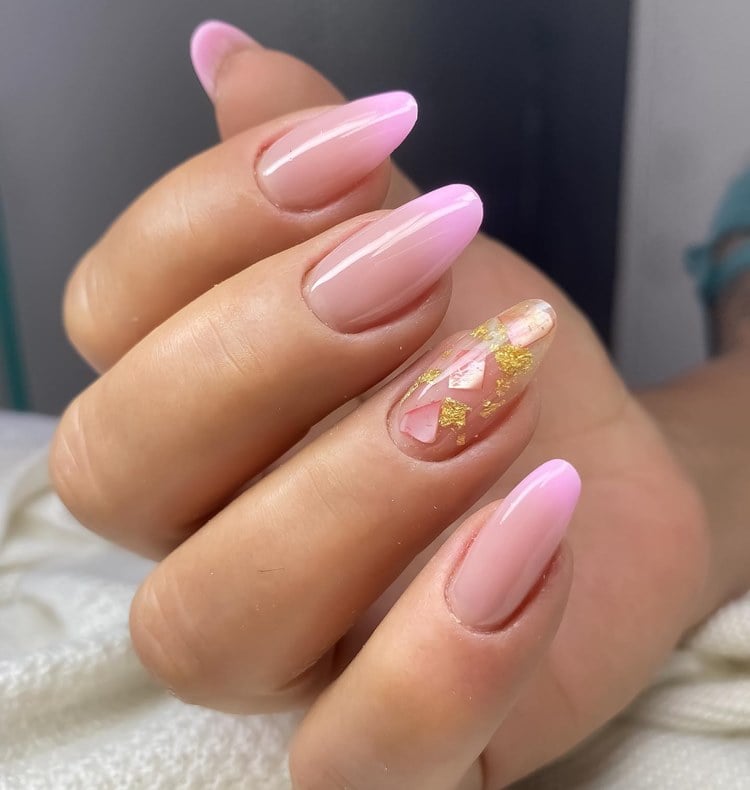 Nail art rosa com folha de ouro (formato: amendoado tamanho: extra grande)