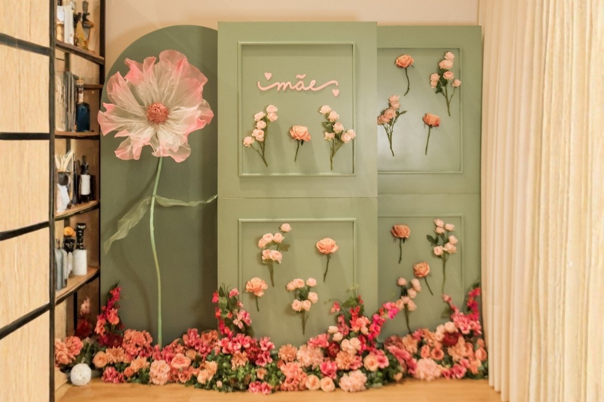 Foto de vitrine de Dia das Mães com fundo verde e flores cor de rosa