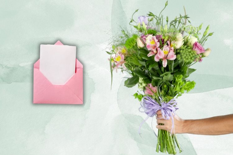 Montagem com cartão branco com envelope rosa ao lado de uma mão segurando buquê de flores do campo com laço roxo