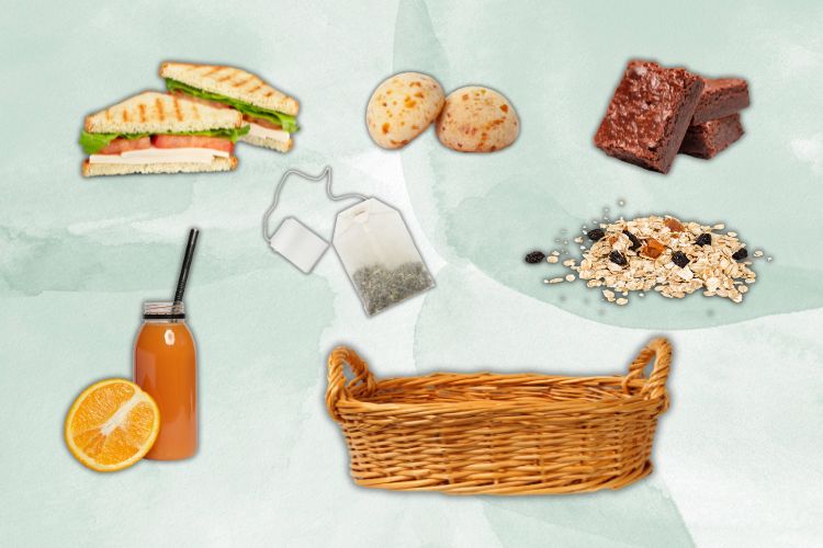 Fundo de aquarela com foto de itens de cesta de café da manhã para o Dia das Mães: sanduíche, pão de queijo, bolo, suco de laranja, chá e granola