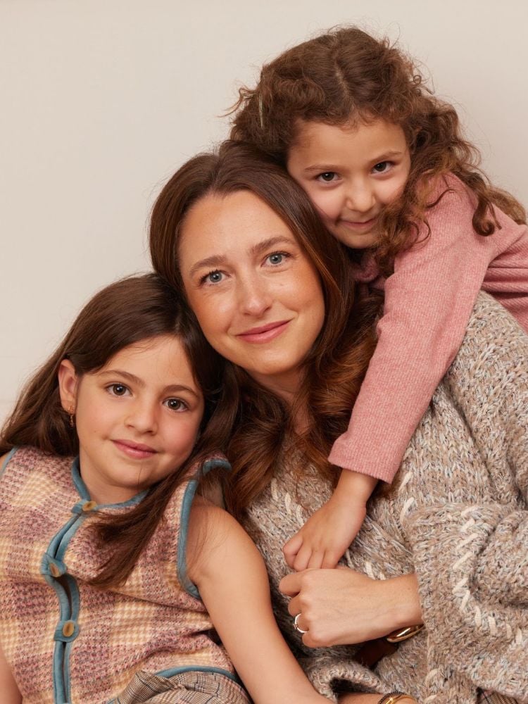 Foto de mãe e duas filhas crianças para o guia de presentes de Dia das Mães de Gallerist