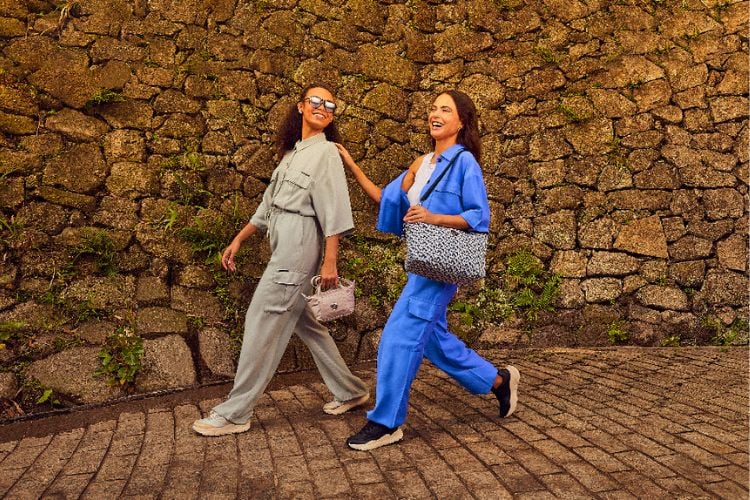 Foto de campanha de Dia das Mães da Kipling mostra mãe e filha andando na rua com bolsas da marca