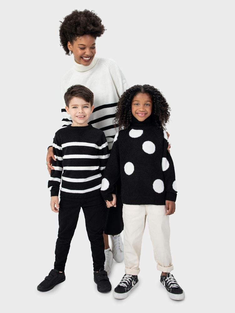 Foto de mãe e dois filhos usando roupas preto e branco da Malwee