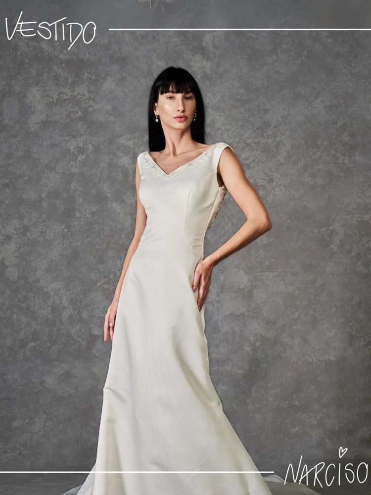 Mulher de pele clara usando vestido de noiva de alças liso