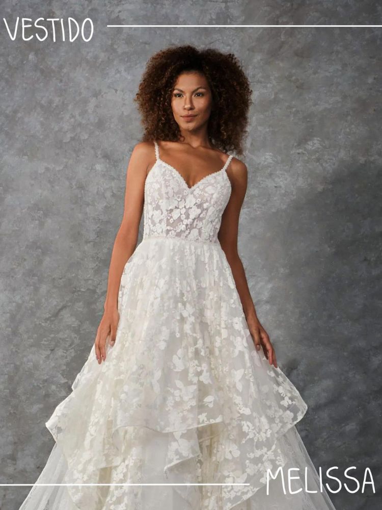 Mulher de pele negra usando vestido de noiva de alças com renda e transparência