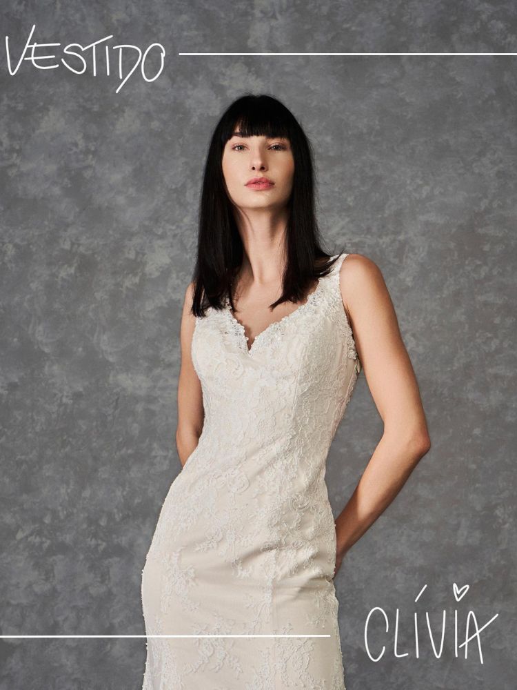 Mulher de pele clara usando vestido de noiva de alças com bordados