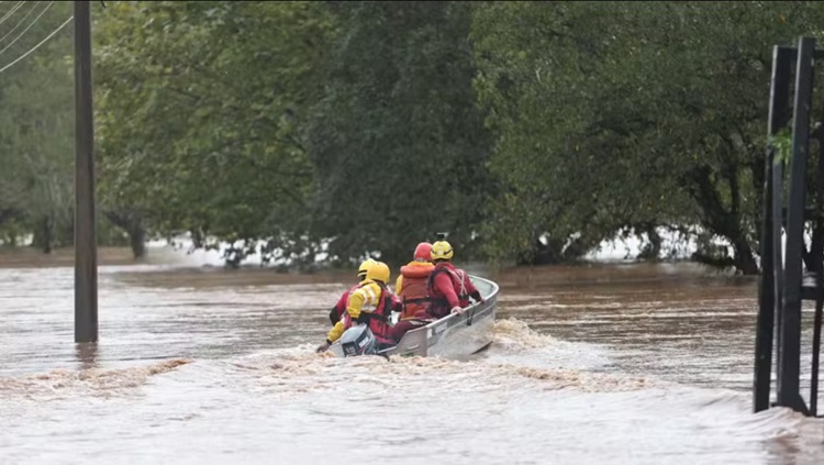 Bombeiros procuram vítimas dos alagamentos em Rio Grande do Sul