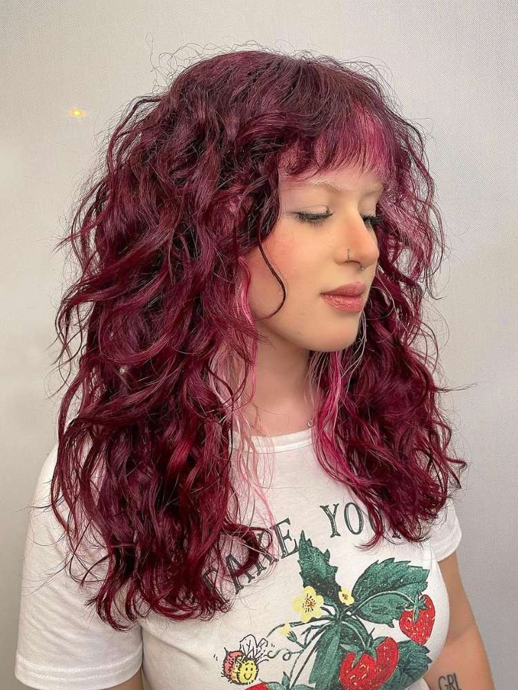 Mulher exibe cabelo cherry red