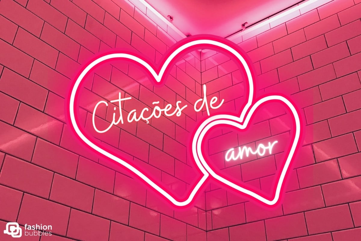 Foto de tijolos à vista com dois corações neon e escrito "citações de amor" em neon dentro dos corações