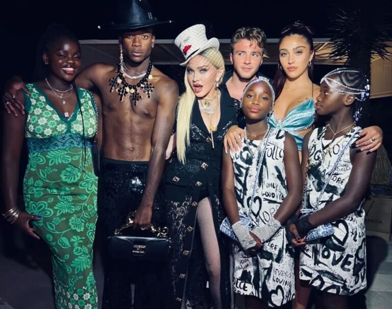 Madonna e seus 6 filhos