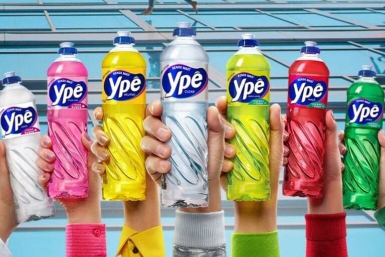 Pessoas de pele clara segurando diferentes cores de detergente Ypê, como branco, rosa, amarelo, verde e vermelho