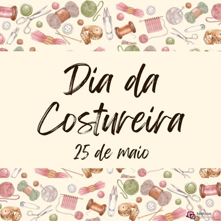 Escrito Dia da Costureira 25 de maio em fundo bege com desenhos como linha, tesoura, botão, fita métrica, etc