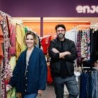 Foto da primeira loja física do brechó Enjoei, com Ana Luiza McLaren, co-fundadora, e Tiê Lima, co-fundador e CEO do Enjoei