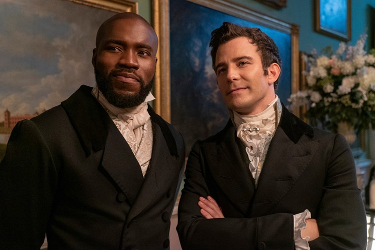 Dois homens atores de Bridgerton na série