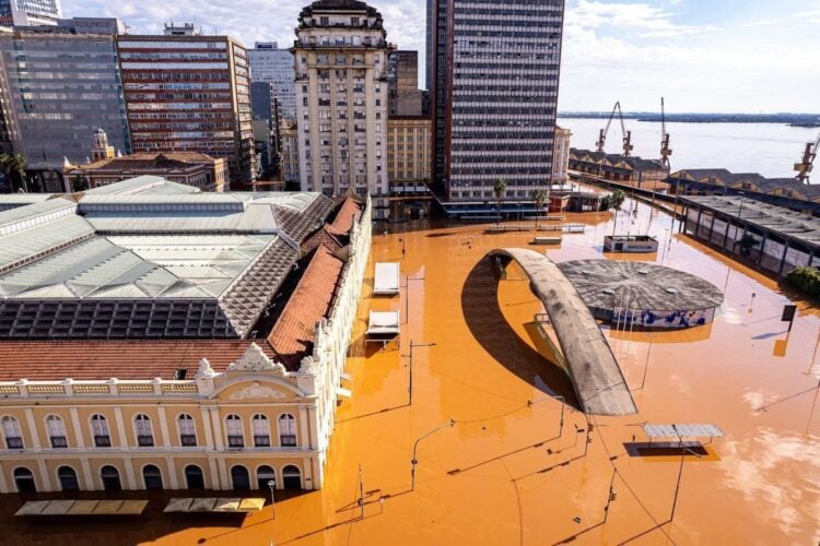 Centro de Porto Alegre alagado, com Mercado Público submerso em água marrom