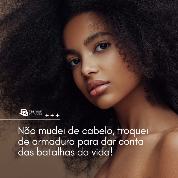 Foto de mulher de pele negra com cabelo cacheado e frase: Não mudei de cabelo, troquei de armadura para dar conta das batalhas da vida! 