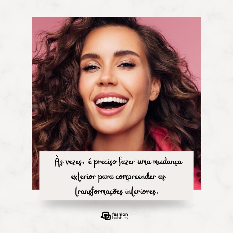 Cartão virtual de fundo bege com foto de mulher de pele clara em fundo rosa e frase: Às vezes, é preciso fazer uma mudança exterior para compreender as transformações interiores. 