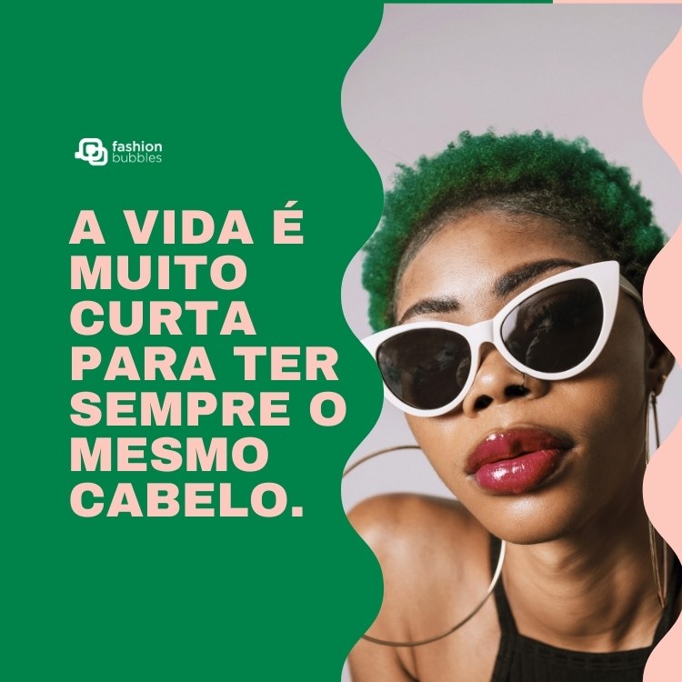 Cartão virtual verde com foto de mulher de pele negra com cabelo verde e frase: A vida é muito curta para ter sempre o mesmo cabelo.
