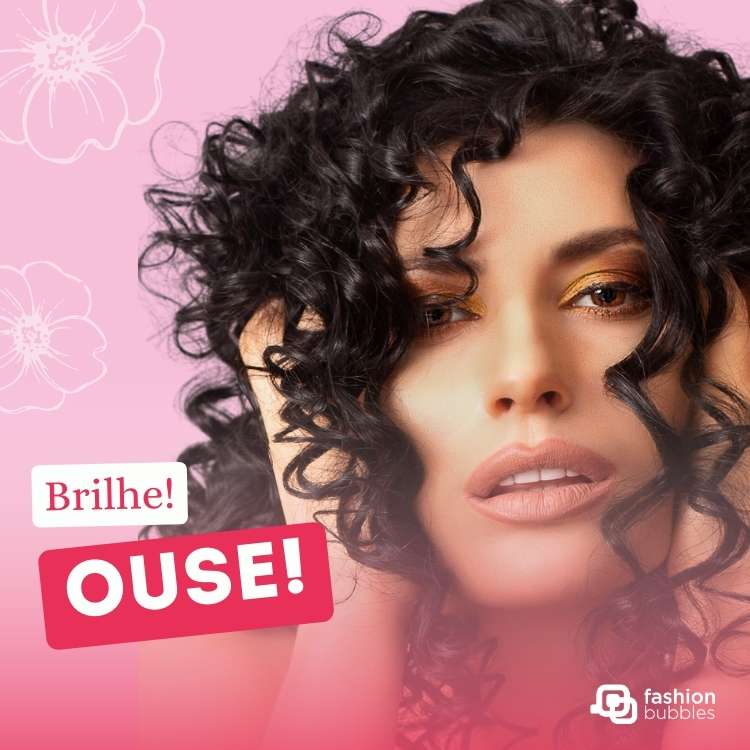 Cartão virtual de fundo rosa com contornos brancos de flores, foto de mulher de pele morena com cabelo preto cacheado e frase: Brilhe! Ouse!