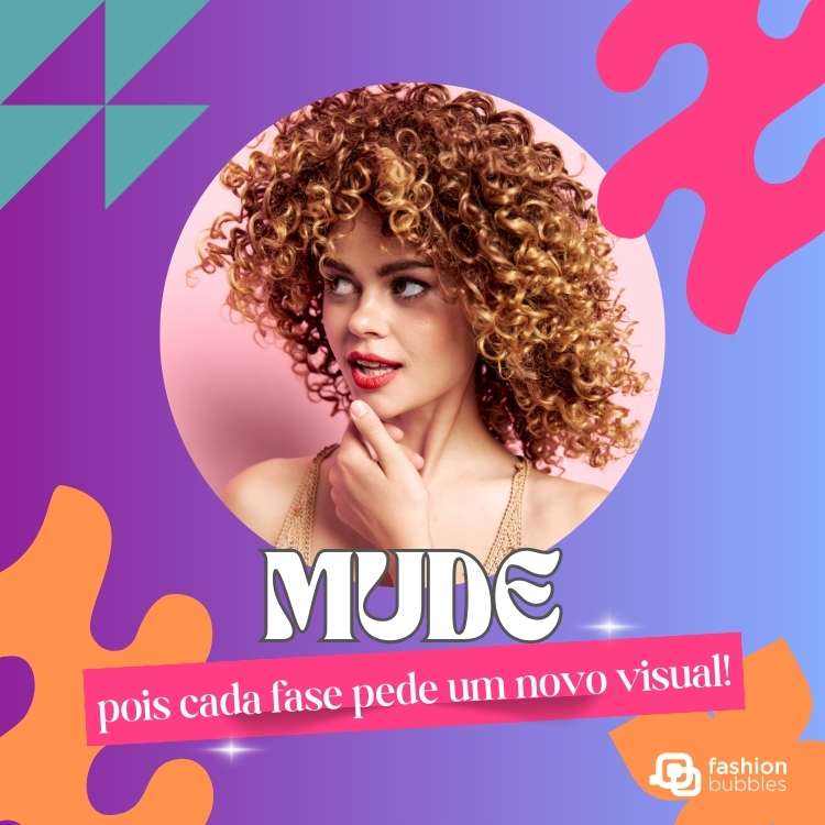 Cartão virtual de fundo gradiente de roxo a azul com elementos abstratos em rosa, verde, amarelo e foto de mulher de pele clara com cabelo cacheado e frase: Mude, pois cada fase pede um novo visual!