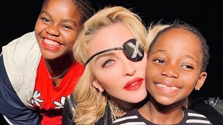 Madonna com suas filhas, Stelle e Estere