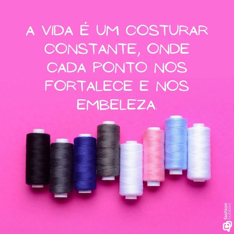 Frase em fundo rosa com carreteis de linha coloridos