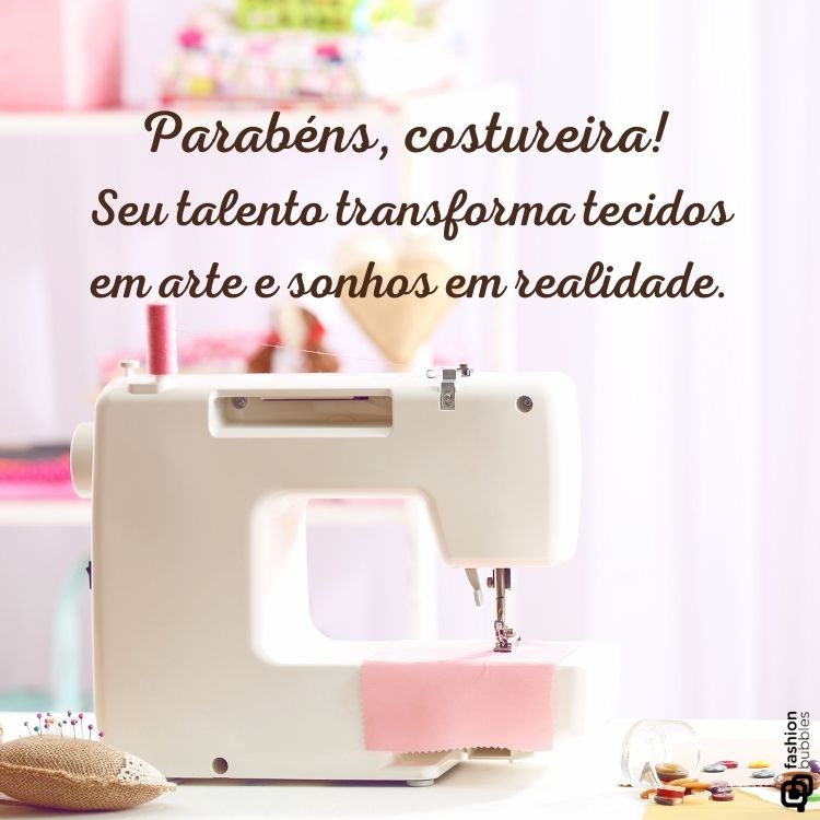 Mensagem de Dia da Costureira escrita em foto de máquina de costura
