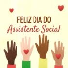 Desenho digital de mãos com corações em fundo amarelo com corações espalhados e escrito "Feliz Dia do Assistente Social".