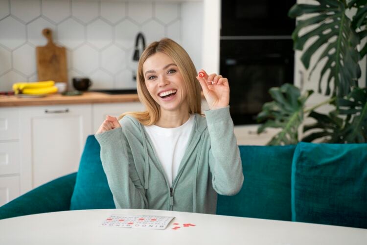 Mulher jogando bingo em sua casa