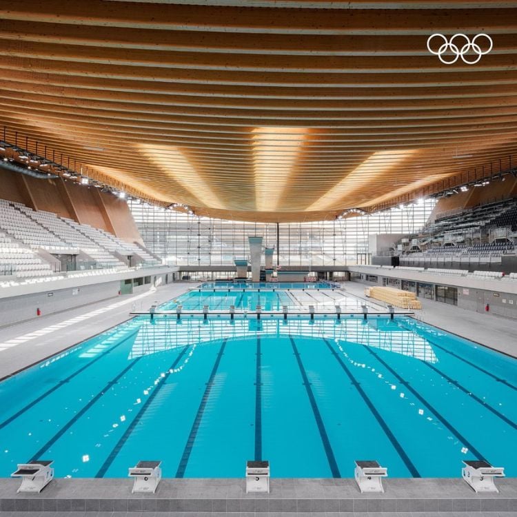 Piscina olímpica de Paris 2024, em ambiente interno com arquibancadas