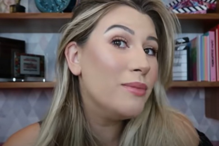 Niina Secrets com maquiagem blindada
