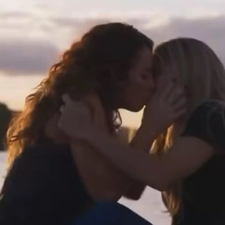 Paolla Oliveira e Nanda Costa se beijam em 'Justiça 2'
