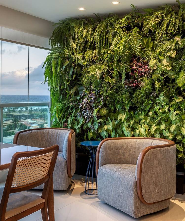 Parede verde natural em sala de prédio com poltronas