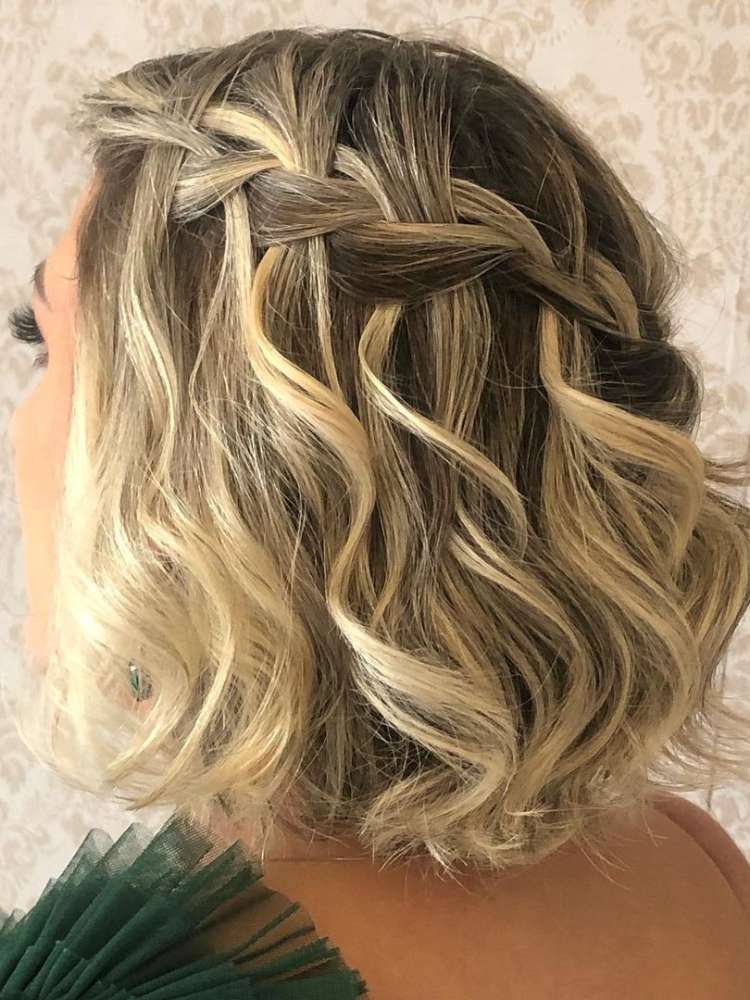 Mulher exibe penteado para casamento