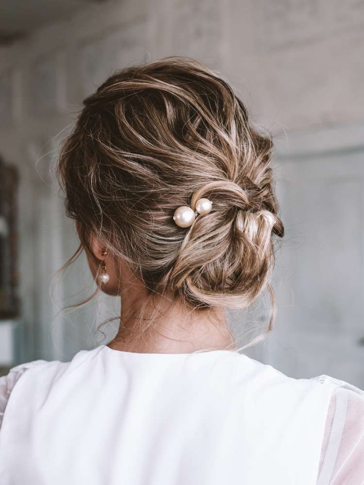 Mulher mostra penteado para ir a casamento