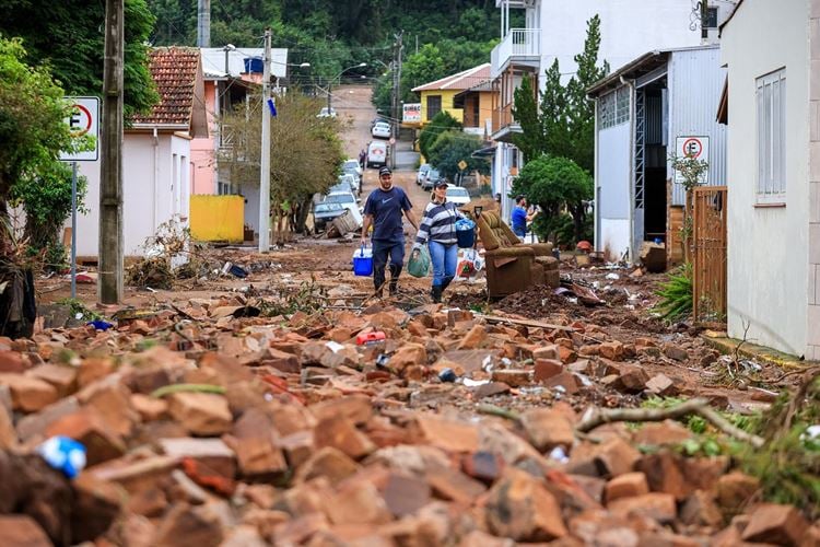 Foto mostra uma rua cheia de pedras soltas na tragédia no Rio Grande do Sul