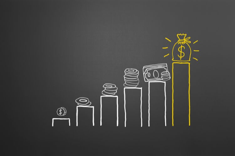 Fundo preto com gráfico em branco e amarelo mostrando as economias de quem aproveita as ofertas da categoria Descontos e Promoções
