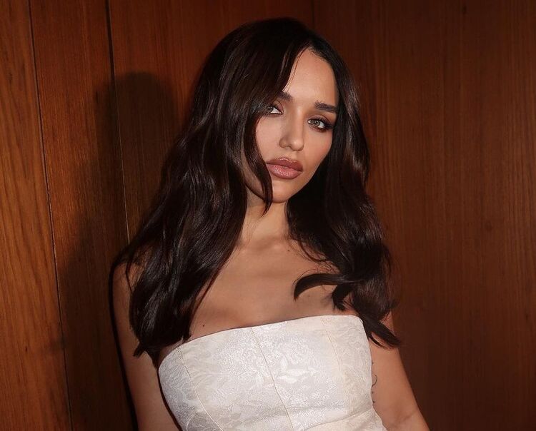 Rafa Kalimann com vestido branco