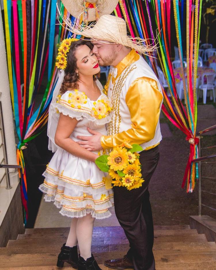 Casal de noivos de casamento caipira