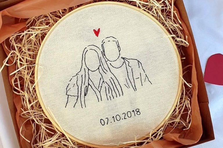 Bordado de foto de casal em bastidor dentro de caixa com palha