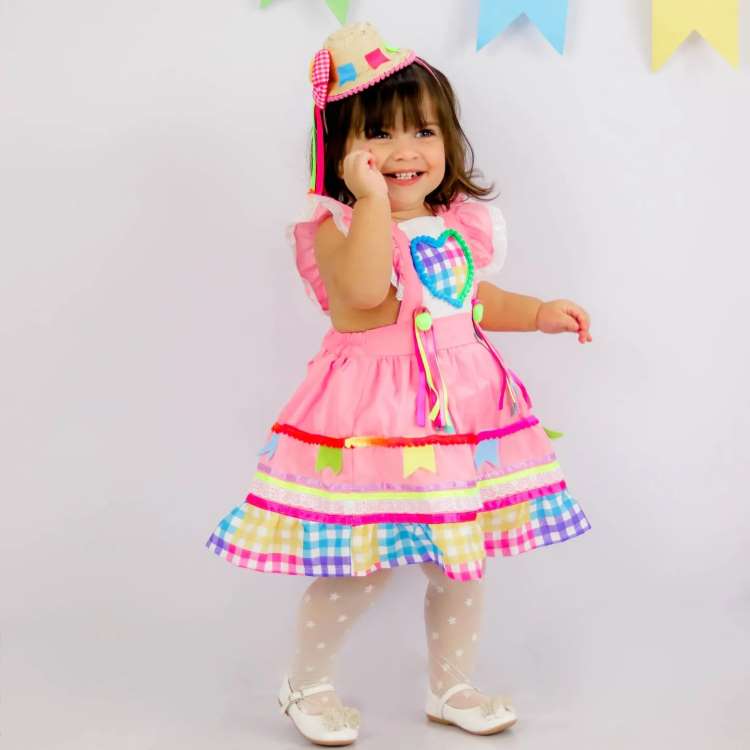 Menina bebê com look rosa de festa junina infantil