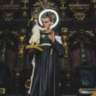 Foto de igreja com imagem de Santo Antônio segurando o menino Jesus