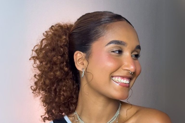 Foto da influenciadora Jade Veloso usando rabo de cavalo baixo m seu cabelo médio cacheado